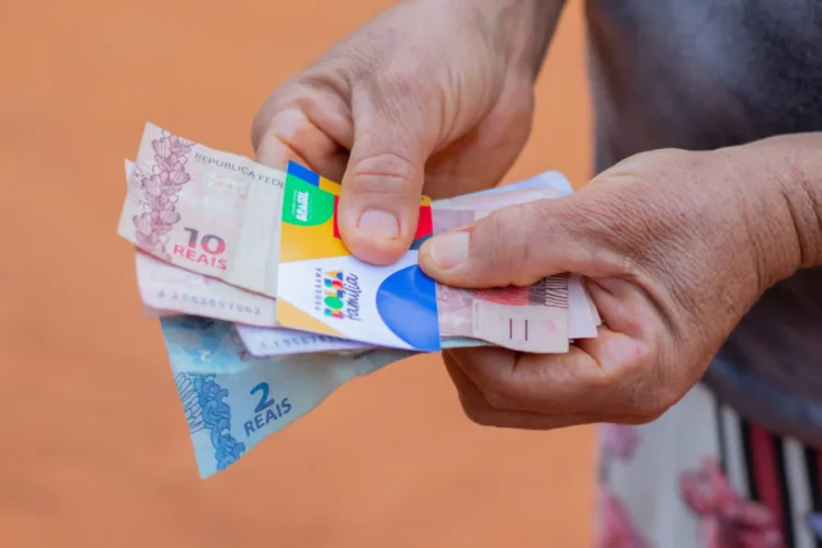 Estas pessoas podem receber o Bolsa Familia antes da hora 1024x683 1