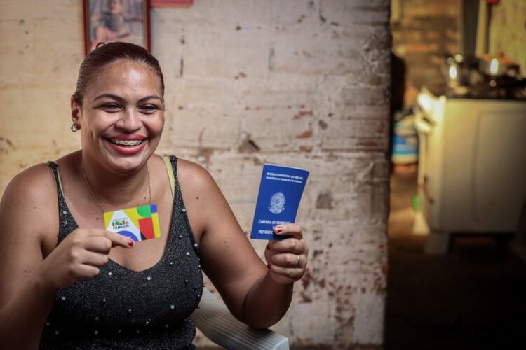 Foto MDS bolsa familia e carteira de trabalho