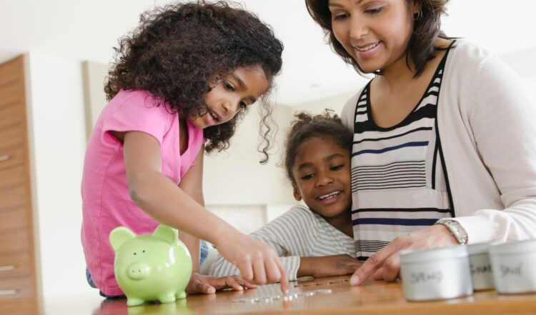 Auxílio-creche Beneficio para mães solteiras.