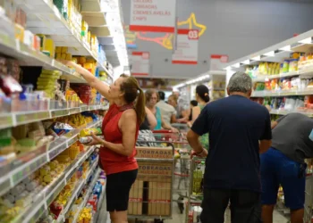 Distribuição de cartões alimentação. Imagem: Agência Brasil