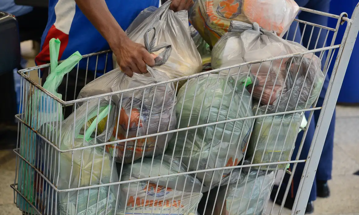 Suporte alimentar para famílias em situação de pobreza. Imagem: Agência Brasil