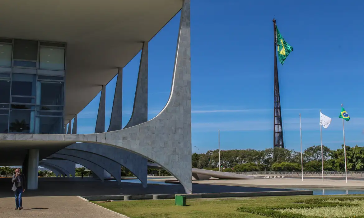 Embora os rumores sobre um aumento significativo circularem, o governo não confirmou reajuste. Imagem: Agência Brasil