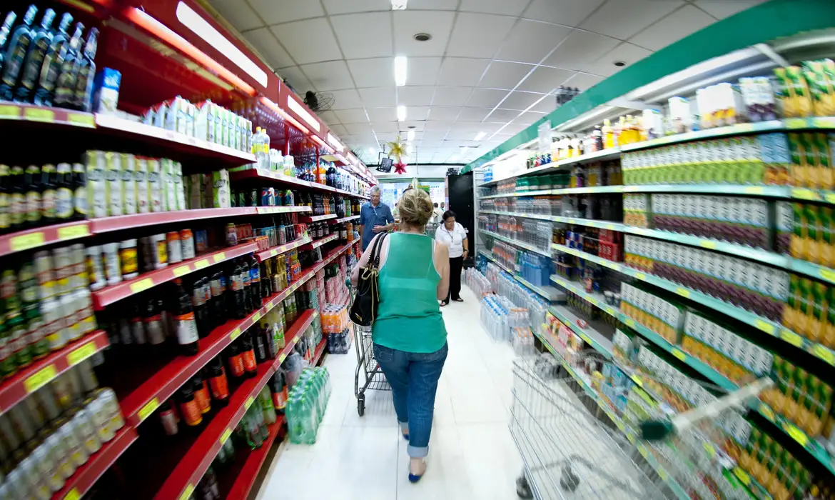 Beneficiários podem utilizar o cartão exclusivamente para compra de alimentos. Imagem: Agência Brasil