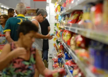 Distribuição do Cartão Alimentação atende moradores de bairros e ilhas. Imagem: Agência Brasil