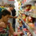 Distribuição do Cartão Alimentação atende moradores de bairros e ilhas. Imagem: Agência Brasil