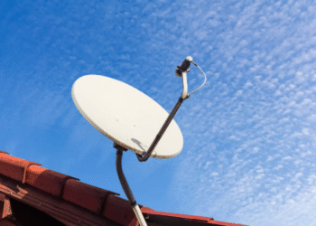 Antena digital instalada em telhado, representando o tema de instalação de kit gratuito.