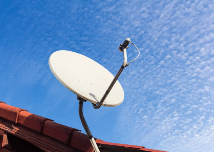 Antena digital instalada em telhado, representando o tema de instalação de kit gratuito.