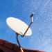 Antena digital instalada em telhado, representando o tema de instalação de kit gratuito.