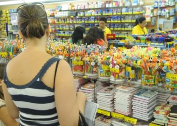 Programa de Fornecimento de Cartão de Material Escolar assegura que os estudantes recebam os materiais no início do ano letivo. Imagem: Agência Brasil