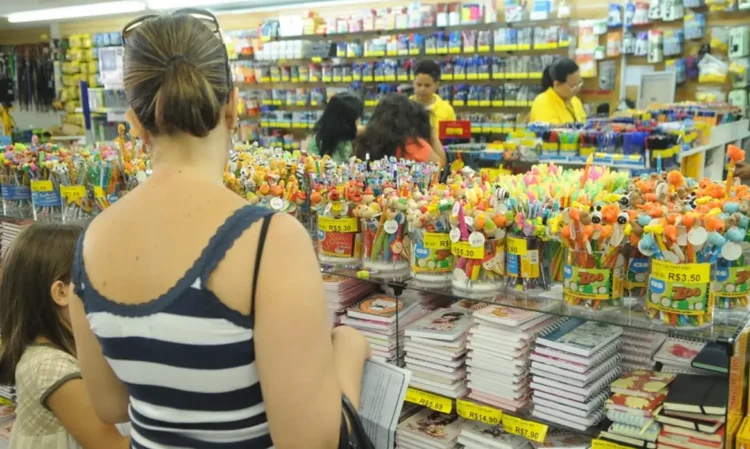 Programa de Fornecimento de Cartão de Material Escolar assegura que os estudantes recebam os materiais no início do ano letivo. Imagem: Agência Brasil