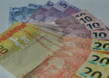 Pagamentos de R$ 200 são realizados em datas específicas de dezembro. Imagem: Agência Brasil