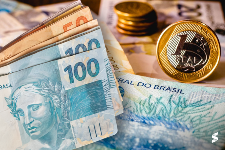 Imagem com cédulas de reais brasileiros e moedas, representando uma discussão sobre R$ 106 extra para os brasileiros em março.