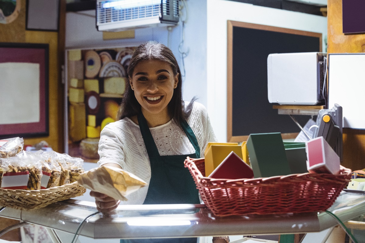 Empreendedora em negócio próprio representando os elegíveis ao crédito da Caixa