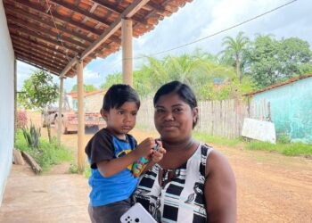 Beneficiária do Mães de Pernambuco e o seu filho