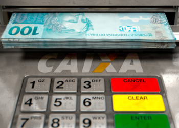 Caixa Eletrônico da CAIXA com cédulas de R$ 100