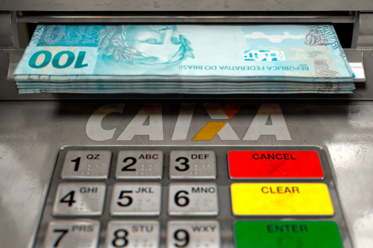 Caixa Eletrônico da CAIXA com cédulas de R$ 100