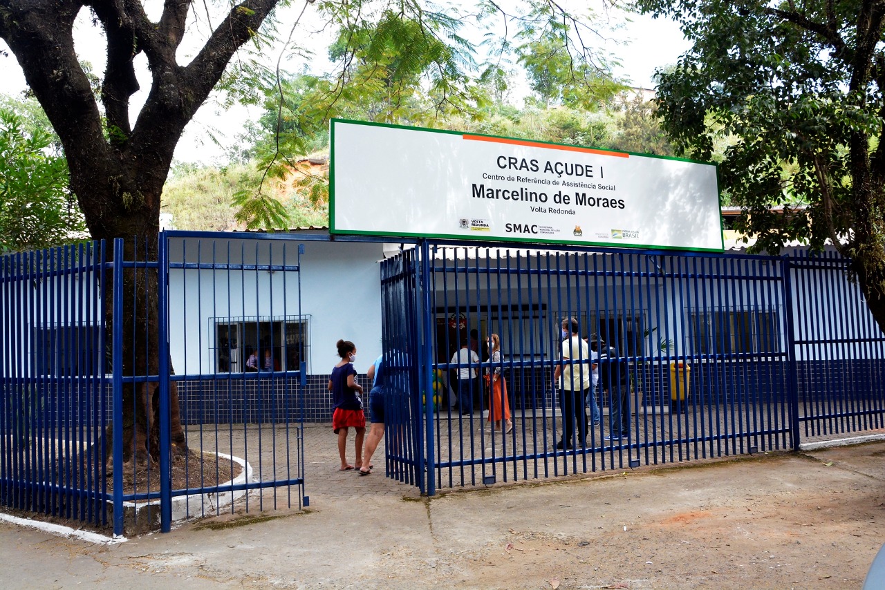 Cede do CRAS municipal com grades e usuários dos serviços