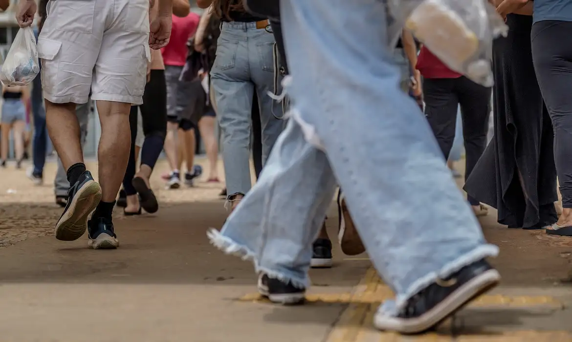 Imagem dos Estudantes do Pé-de-Meia andando