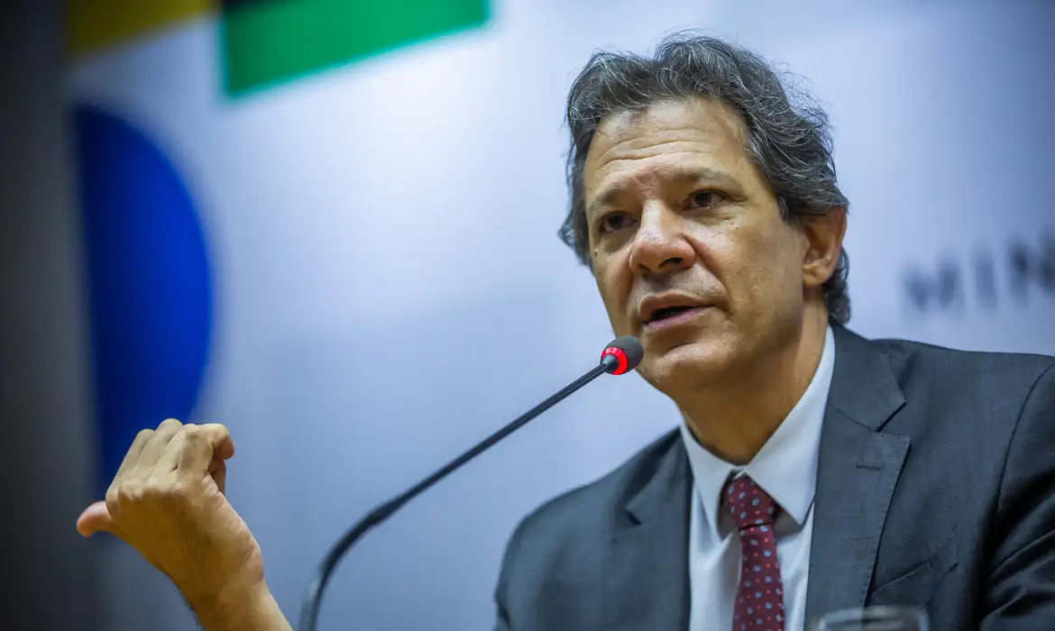 Imagem do Ministro Fernando Haddad dando uma entrevista