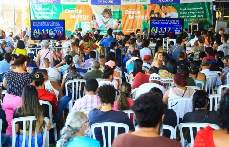 Inscritos no CadÚnico participando de mutirão