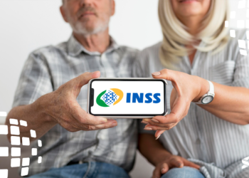 Idosos aposentados segurando celular no App do INSS