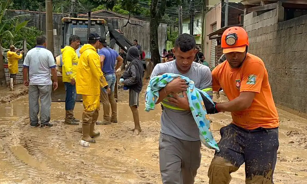 Imagem de moradores de áreas com calamidade pública