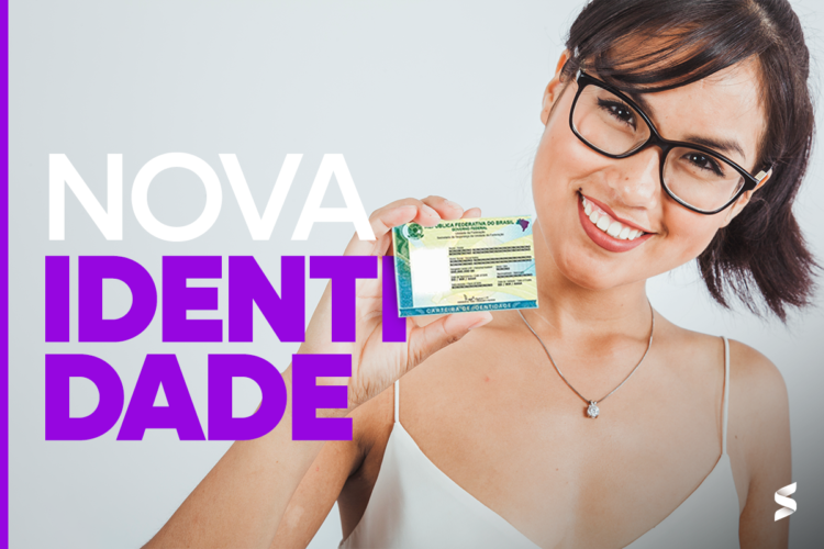 Jovem sorridente com a Nova Carteitra de Identidade na mão