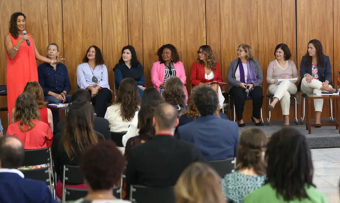 Pessoas reunidas em um evento político