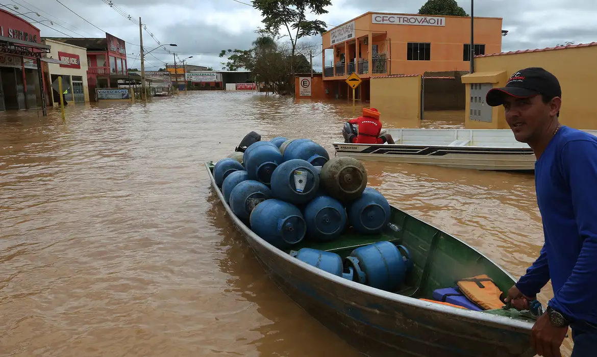 Imagem de uma pessoa ilhada em um barco levando mantimentos