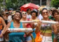 Imagem de mulheres beneficiárias do bolsa família comemorando o carnaval