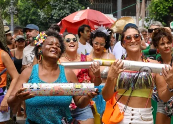 Imagem de mulheres beneficiárias do bolsa família comemorando o carnaval