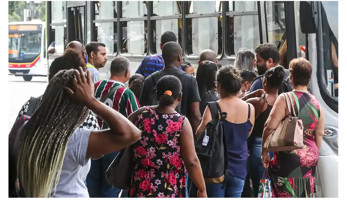 Pessoas desempregadas subindo no ônibus de São Paulo