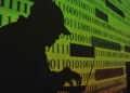 Sombra de uma pessoa simulando golpes pela internet.