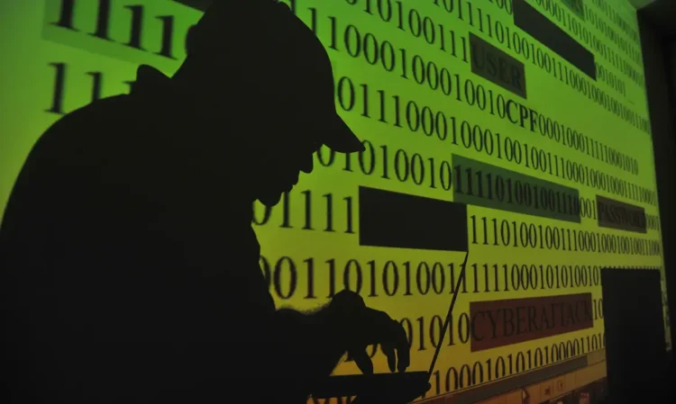 Sombra de uma pessoa simulando golpes pela internet.