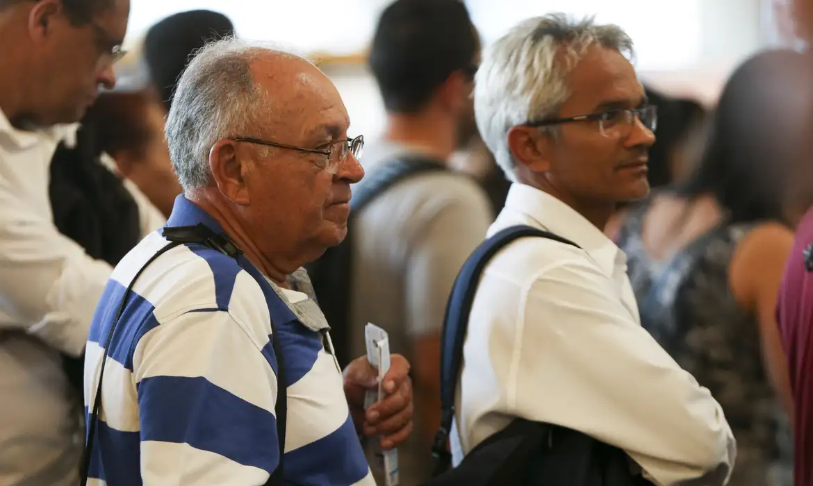 Imagem de um idoso em uma fila para reativar o seu benefício