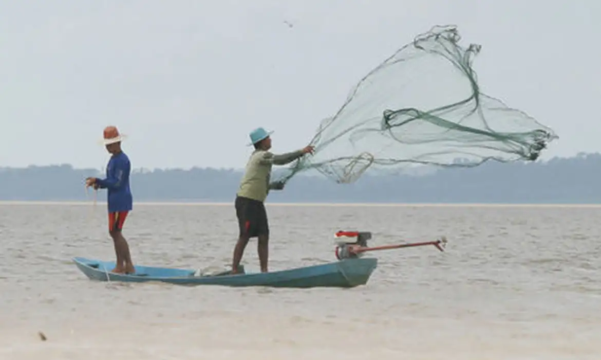 O benefício é concedido especificamente para os profissionais da pesca que residem na região Norte do Brasil. Imagem: Agência Brasil.