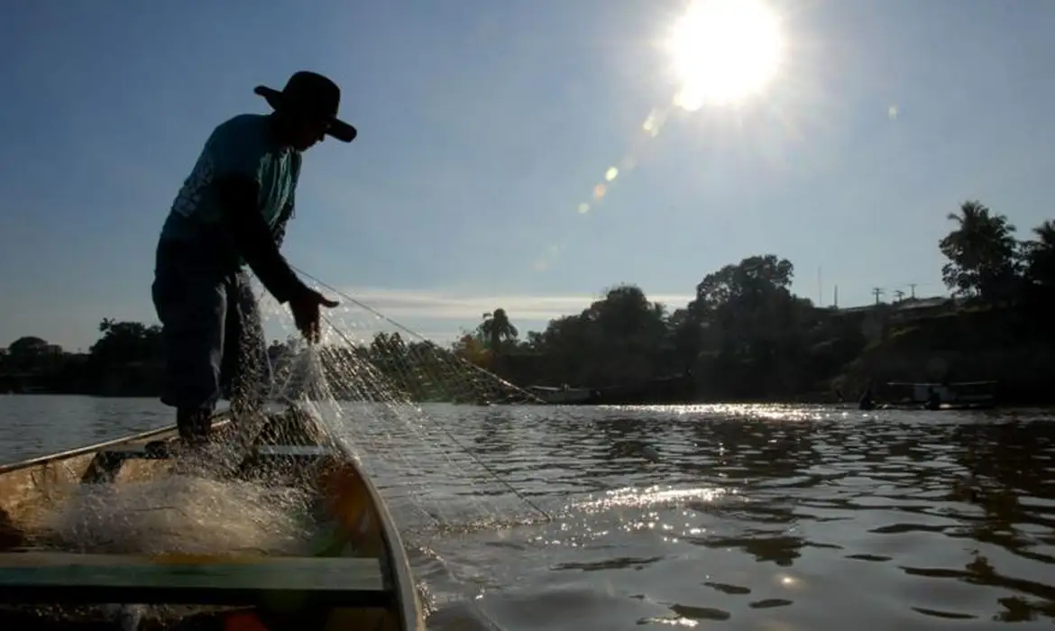 Pagamento para pescadores. Imagem: Agência Brasil