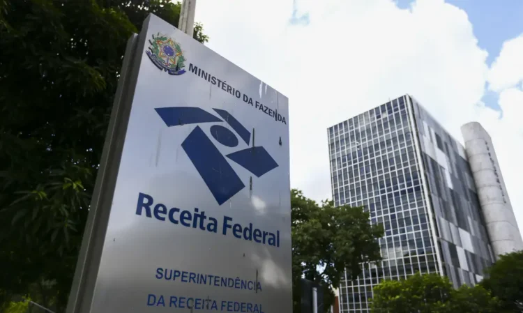 receita federal monitora cartões de crédito ()