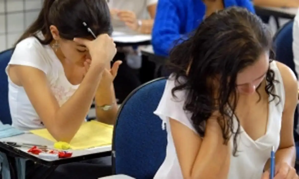 Imagem de alunos do pé-de-Meia estudando