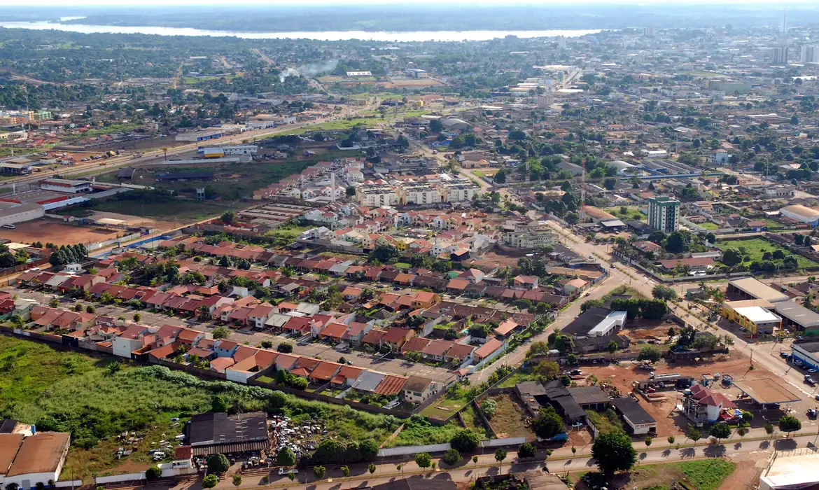 A lista completa inclui 52 municípios, abrangendo grande parte do território de Rondônia. Imagem: Agência Brasil.