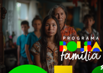 Família preocupada dentro de casa, com semblantes sérios, representando incerteza sobre cortes no Bolsa Família 2025.