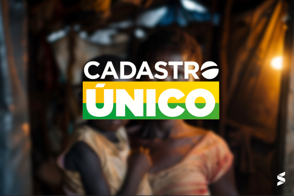 Mãe segurando sua filha em um ambiente simples, com o logotipo do Cadastro Único sobreposto.