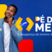 Jovem segurando um cartão do programa Pé-de-Meia, com expressão pensativa e fundo colorido.