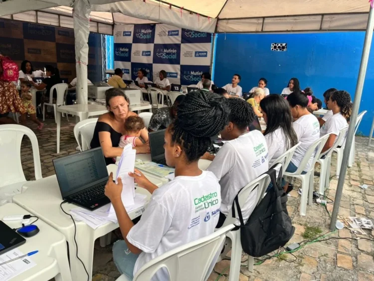 Pessoas participando do Mutirão Social para regularização do CadÚnico e Bolsa Família