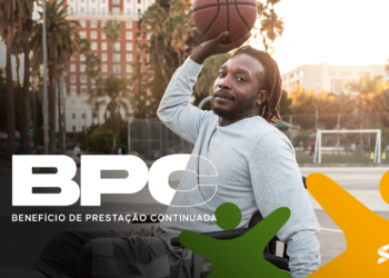 Homem em cadeira de rodas jogando basquete com bola, com o texto BPC e símbolos coloridos ao lado, no fundo de um campo esportivo.