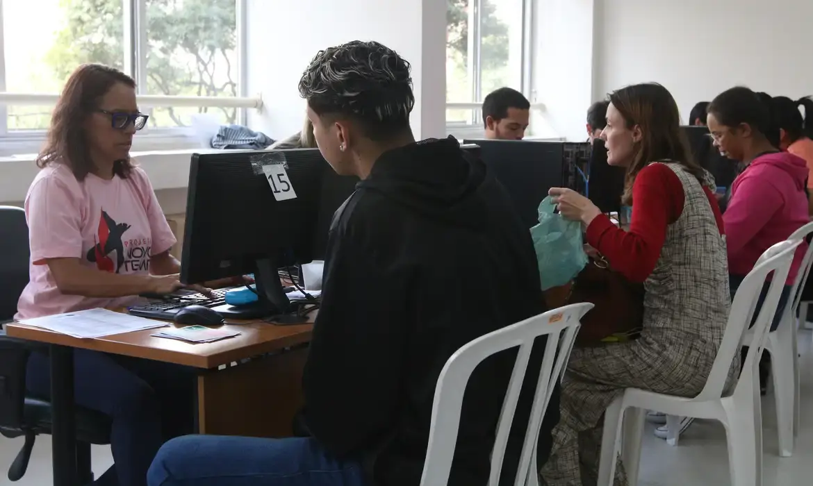 Pessoas sentadas esperando sua vez para serem atendidas o mutirão de atualização do CadÚnico.