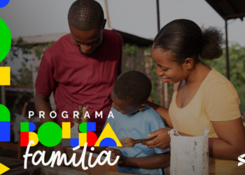 Família reunida sorrindo enquanto realiza uma atividade, representando o impacto positivo do Bolsa Família.