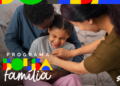 Família feliz recebendo o benefício do Bolsa Família, com destaque para a criança sorrindo.