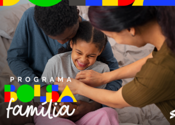 Família feliz recebendo o benefício do Bolsa Família, com destaque para a criança sorrindo.