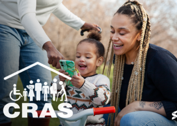 Mãe e filha interagindo com um celular, representando o apoio e inclusão social promovidos pelo CRAS.